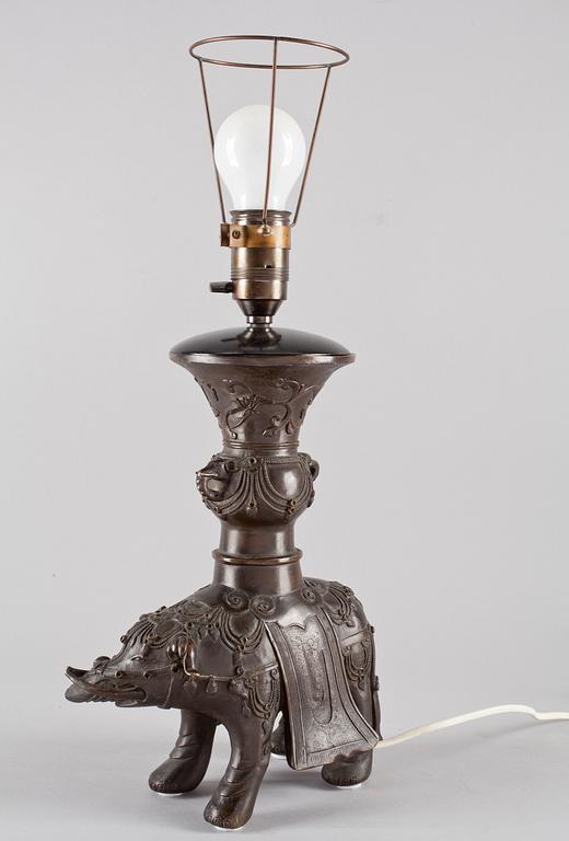 BORDSLAMPA, brons, ostasien, 1900-tal.