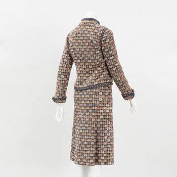 Chanel, a bouclé jacket and skirt, French size 38.