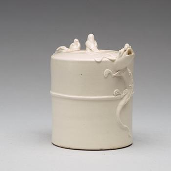 A softpaste tea pot with cover, Qing dynasty, Kangxi (1662-1722).