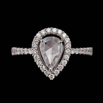 129. RING, rosenslipad diamant, 0.56 ct samt briljantslipade diamanter, 0.46 ct.