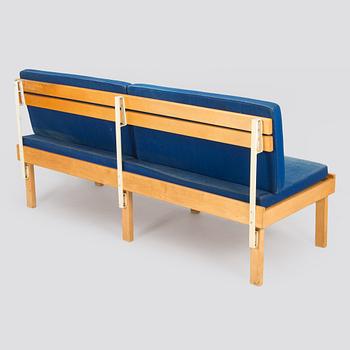 Soffbänk, modell E1295, design Arteks ritkontor, för O.Y Huonekalu-ja Rakennustyötehdas A.B. 1957.