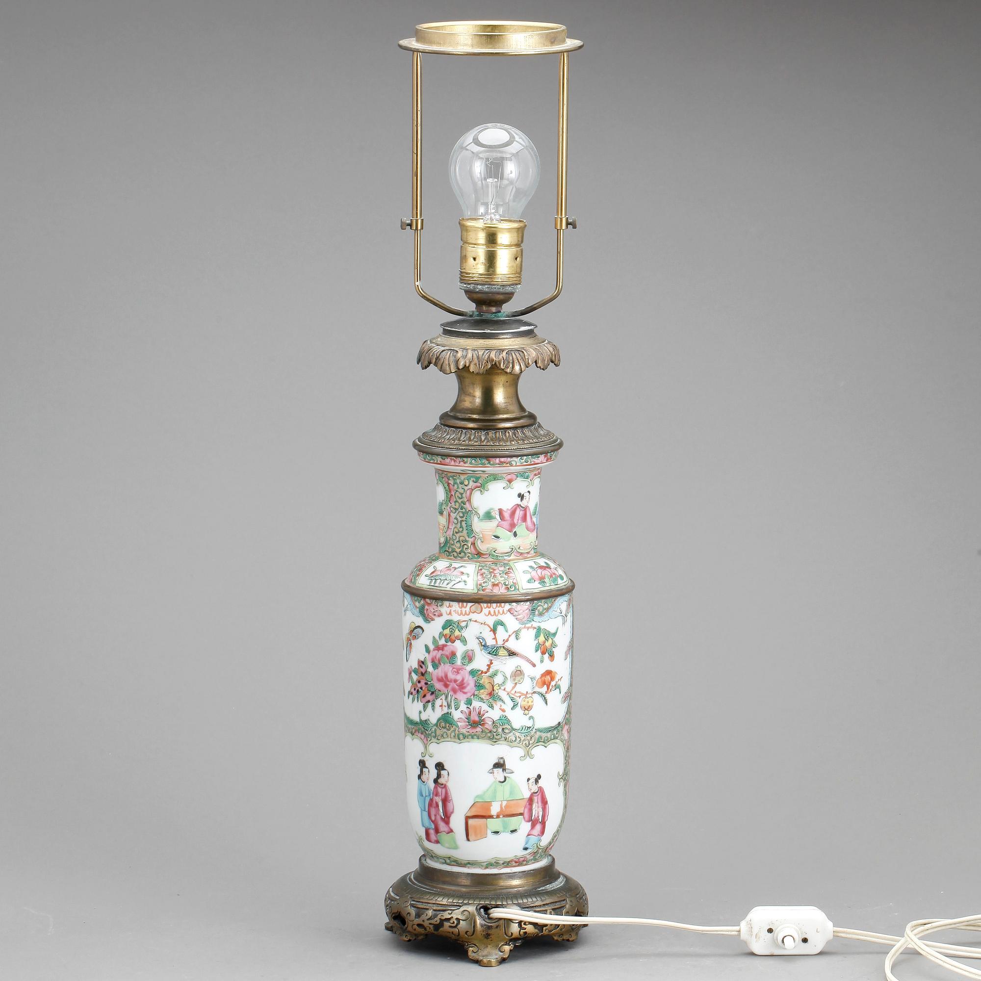 BORDSLAMPA, porslin och mässing, 1900-talets första hälft.