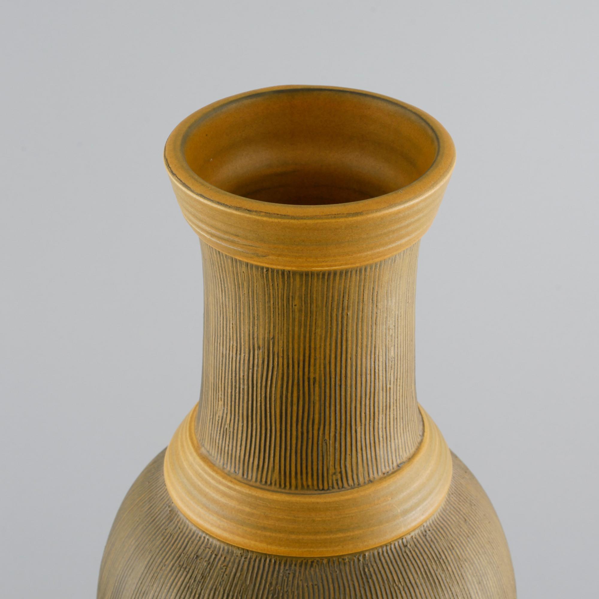 IRMA YOURSTONE, vas, keramik, Upsala-Ekeby, 1900-talets andra hälft.