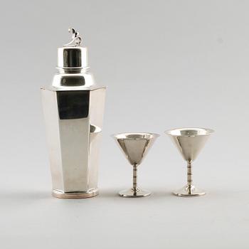 SHAKER OCH COCKTAILGLAS, 13 delar, nysilver, bl a Tesi, 1900-talets mitt.