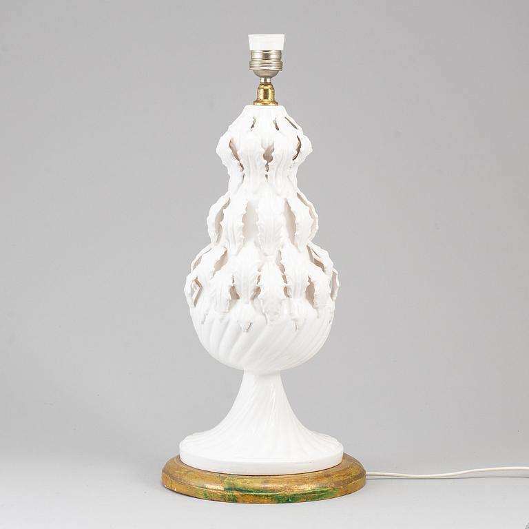 A late 20th century porcelaine table lamp.