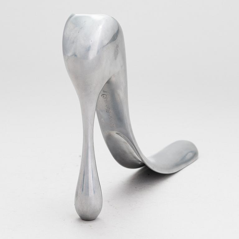 Manolo Blahnik, Kenkälusikka, metallia, 2000-luku.