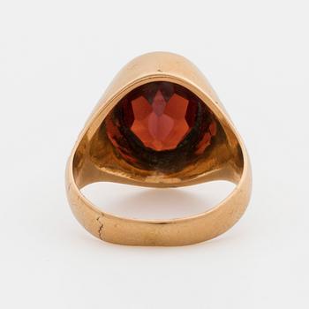 RING 18K guld almandin granat.