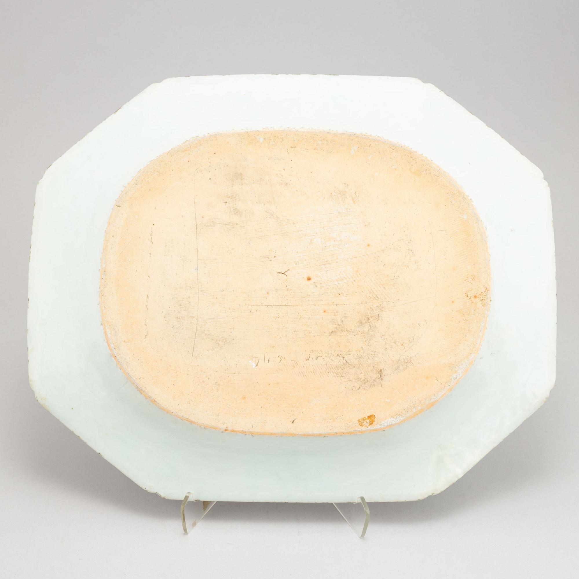 A blue and white serving dish, Qing dynasty, Qianlong (1736-95).