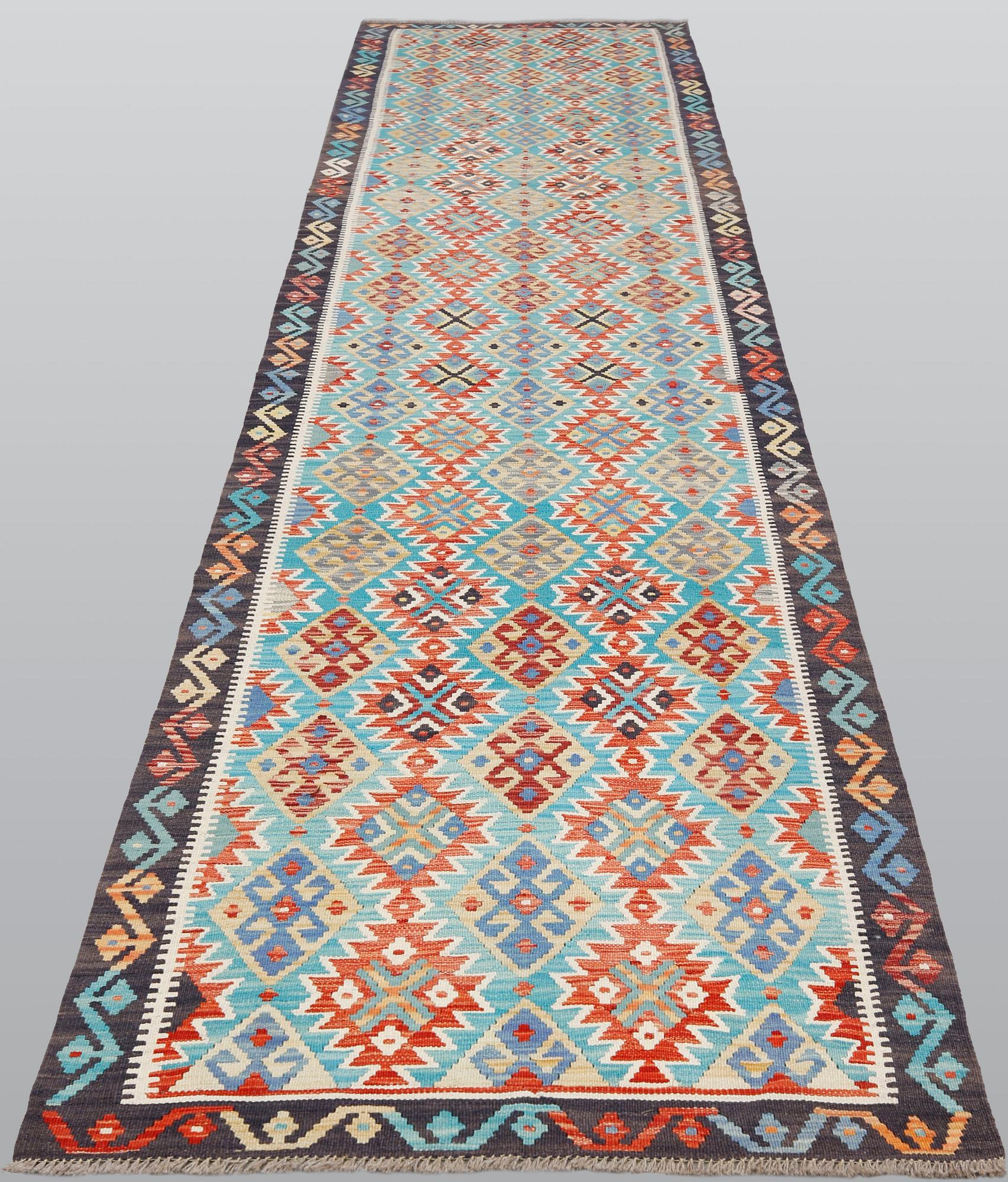 A runner killim, ca 496 x 98 cm.