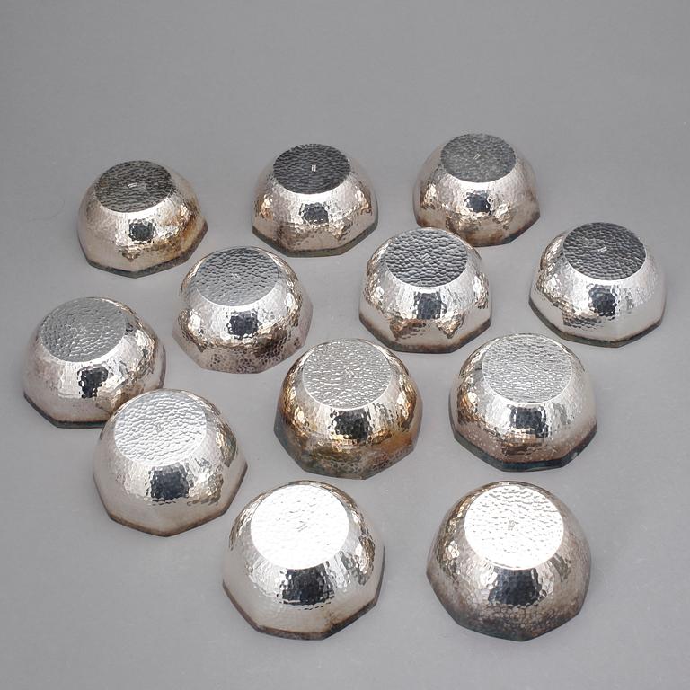 SKÅLAR, 12 st, sterling silver, K. Uyeda, Japan 1900-tal. Tot ca 1600 gram.