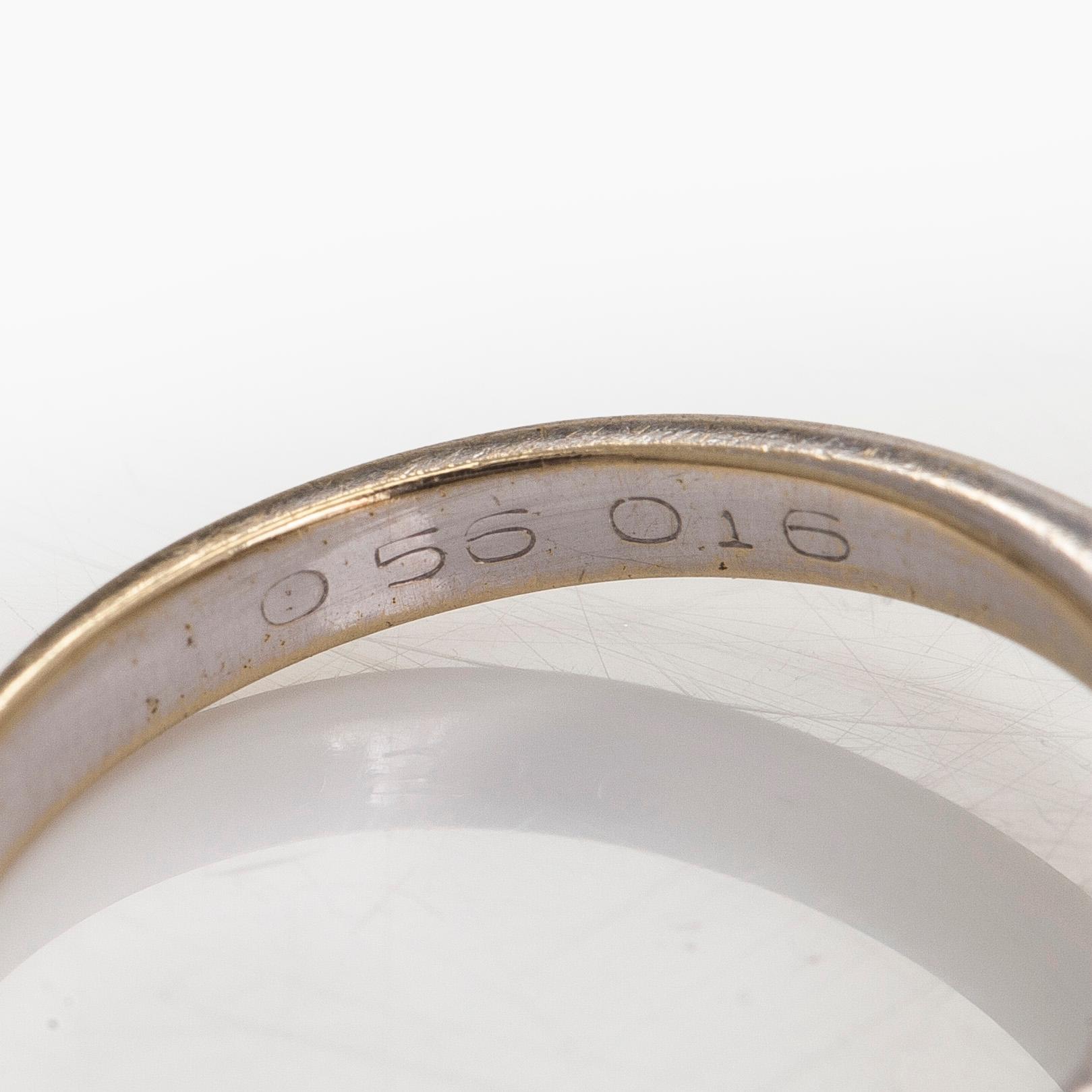 Sormus, markiisihiottuja ja prinsessihiottuja timantteja, 18K valkokultaa.