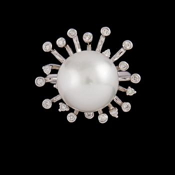 RING, 18k vitguld med briljantslipade diamanter, 0.26 ct samt Australiensk odlad South Sea pärla. Vikt 10 g.