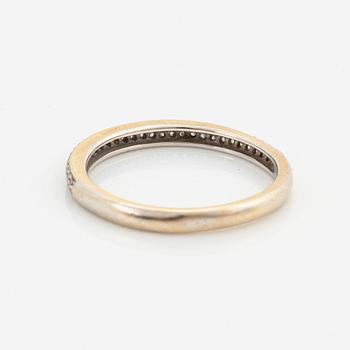 18K gold and small brilliant-cut diamond ring.