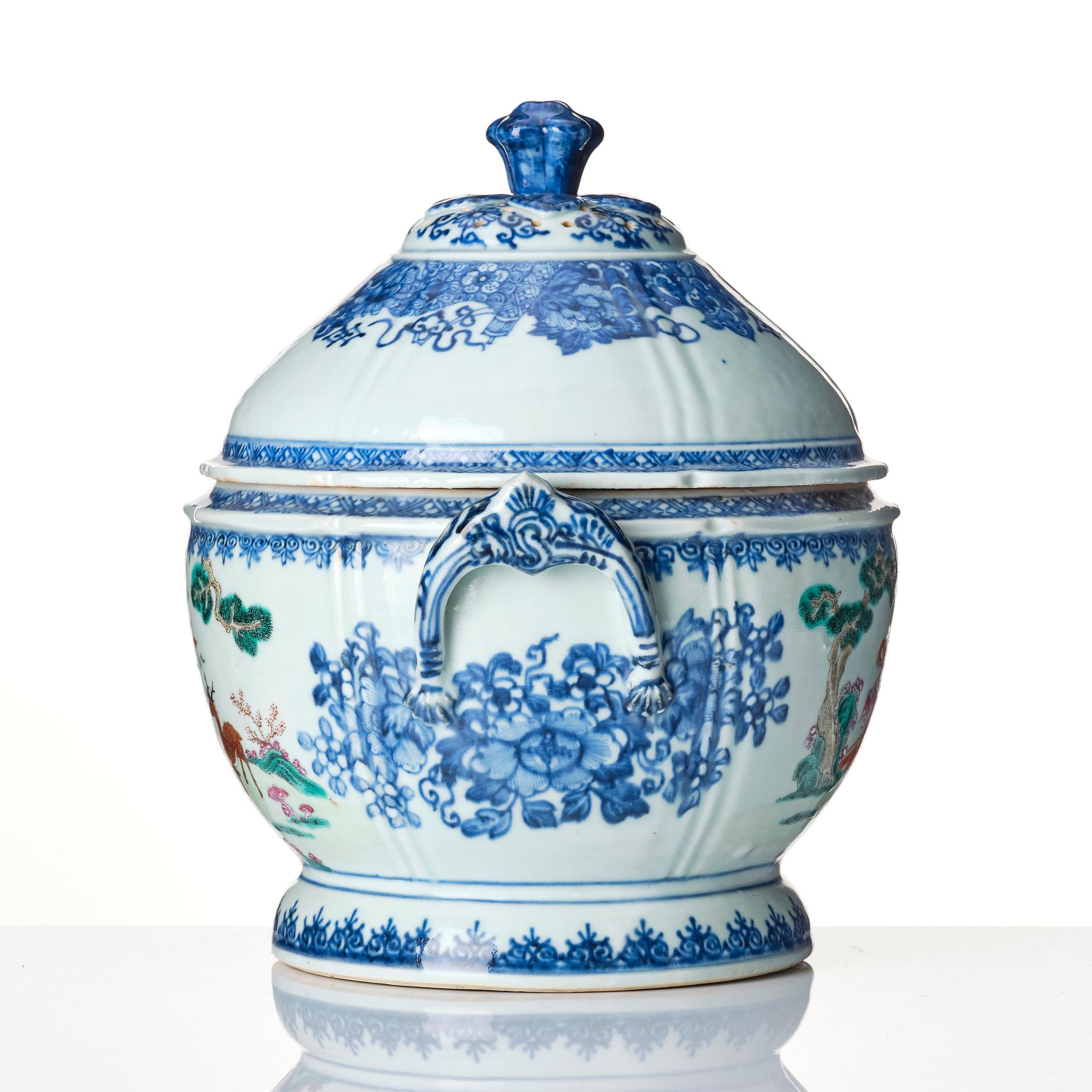 Terrin med lock, porslin. Qingdynastin, Qianlong (1736-95).