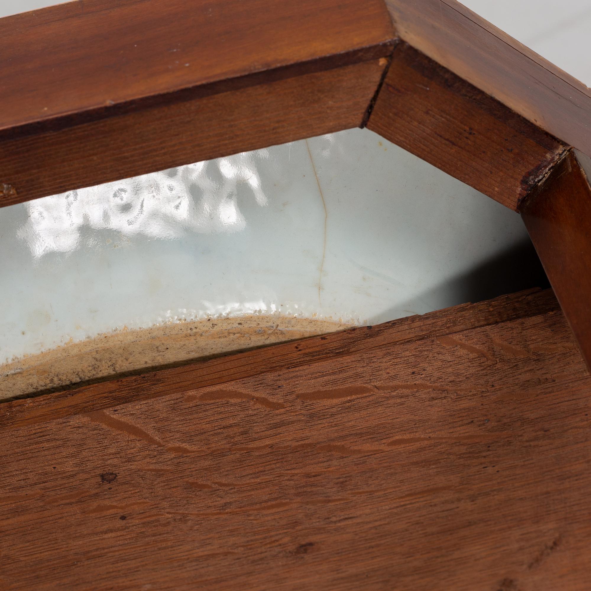 A mahogany veneered table with a Chinese blue and white porcelain charger, Qianlong (1736-95).