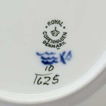 A 34 PIECE ROYAL COPENHAGEN PORCELAIN COFFEE SET.