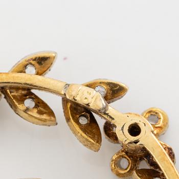 Hängsmycke 18K guld och silver i form av rosettkrans med gammal-och rosenslipade diamanter, omkring sekelskiftet 1900.