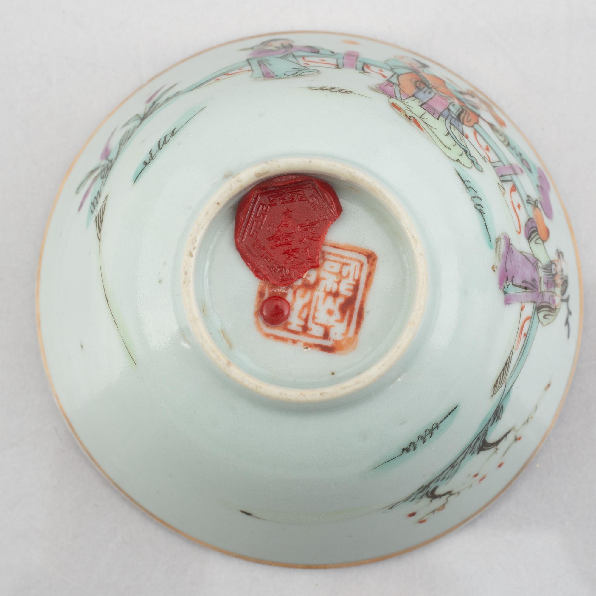 Vaser, tre stycken, tekanna och kopp med lock, porslin, Kina, Qingdynastin, 1800-/1900-tal.