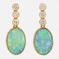Earrings 18K gold with opals and brilliant-cut diamonds.