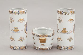GOLVVASER, ett par samt JARDINIERE, porslin, 1900-talets andra hälft.
