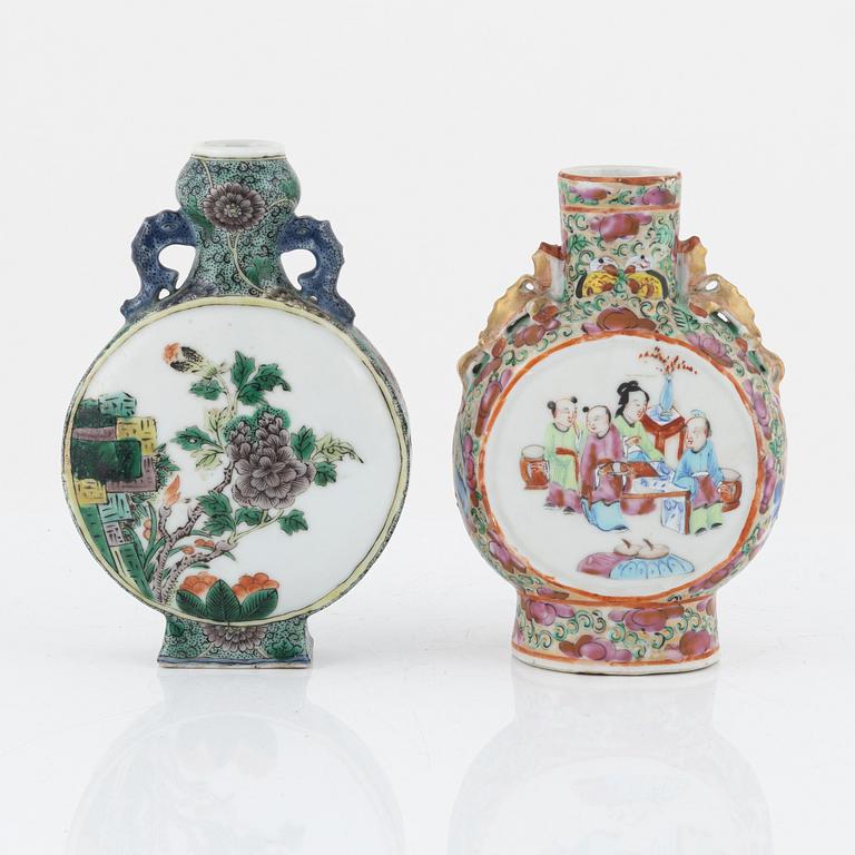 Two porcelain moon flasks, China, Qing dynasty, 19th-20th century.