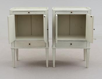 SÄNGBORD, 1 par, gustaviansk stil, 1900-talets andra hälft.