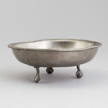 AN EMPIRE PEWTER DISH, first half of the 19th century.