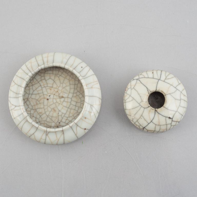 A Chinese ge glazed stoneware brush washer, a vase and two bowls, early 20th century.