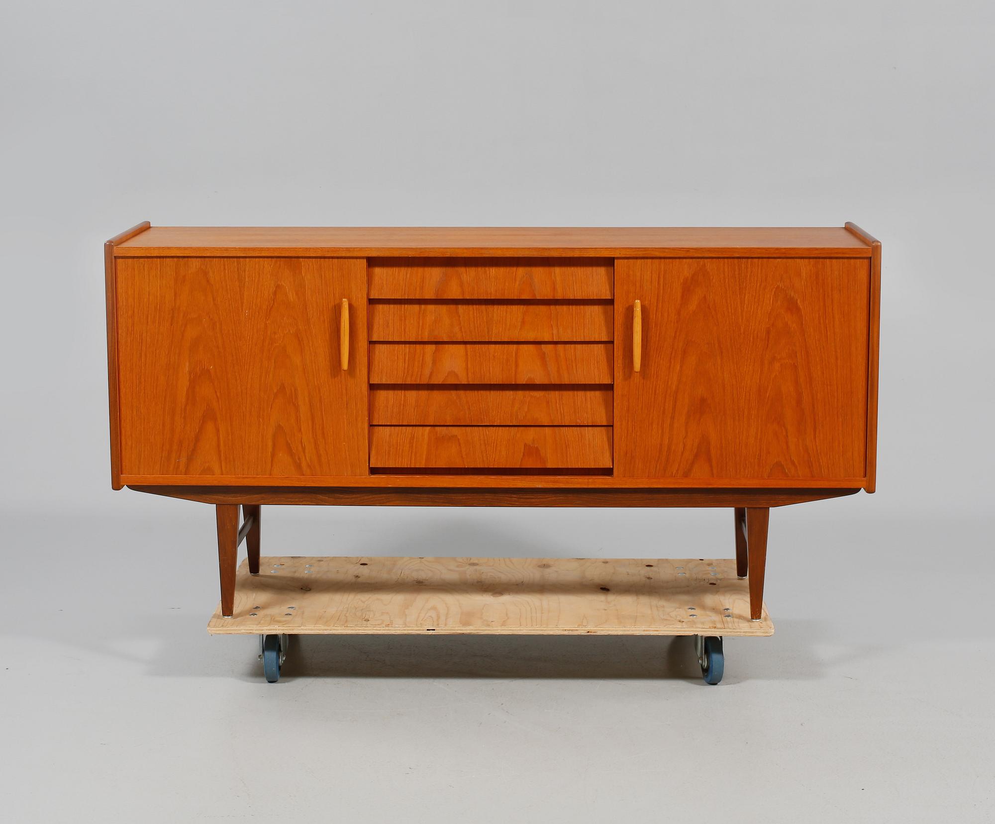 SIDEBOARD, 1900-talets mitt.