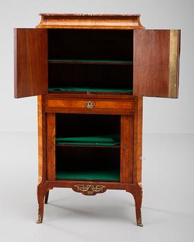 SKÅP. Gustaviansk stil, 1900-tal.