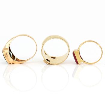 RINGAR, 3 st, olika guldhalter, mestadels Sverige, 1900-talets andra hälft. Total vikt ca 16,15 g.