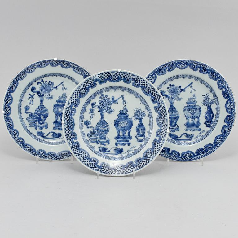 TALLRIKAR, 3 st, porslin, Kina, 1700-tal.