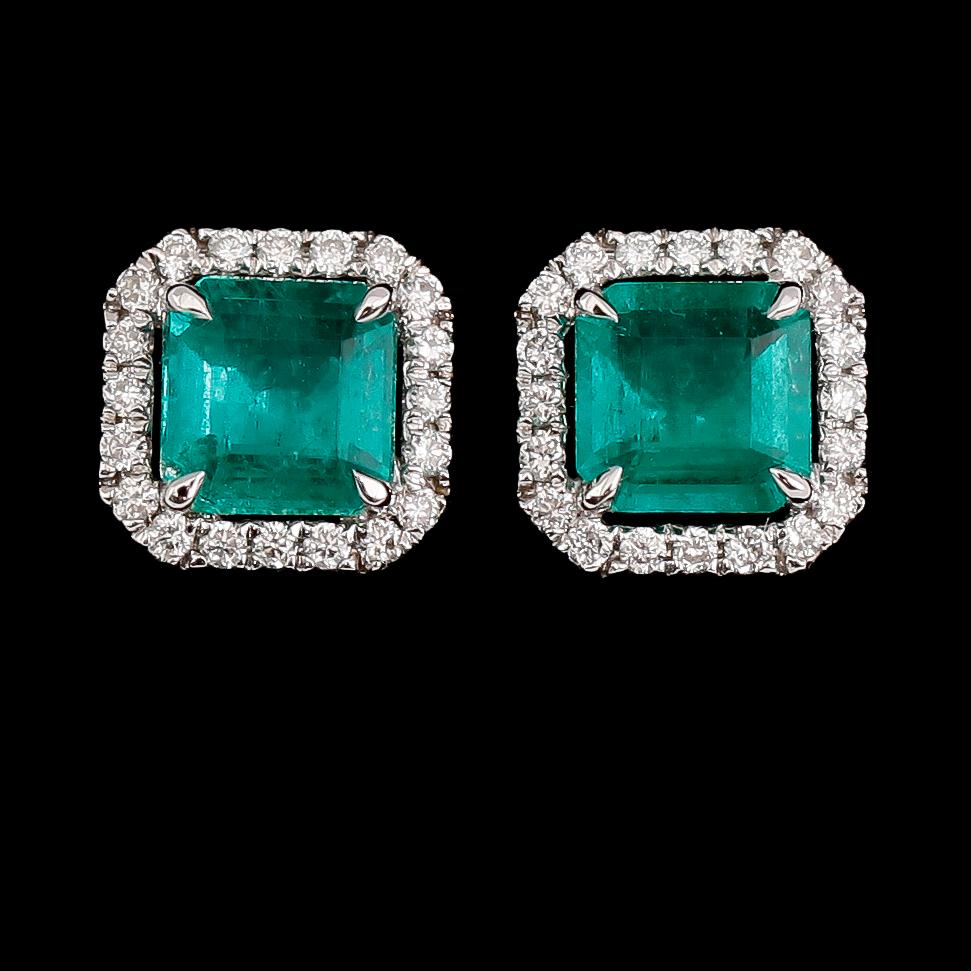 ÖRHÄNGEN, 1 par, 18 k vitguld, smaragder tot ca 1.10 ct, briljantslipade diamanter tot ca 0.20 ct.