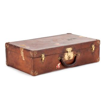 267. LOUIS VUITTON, a brown faux leather suitcase from around 1910.