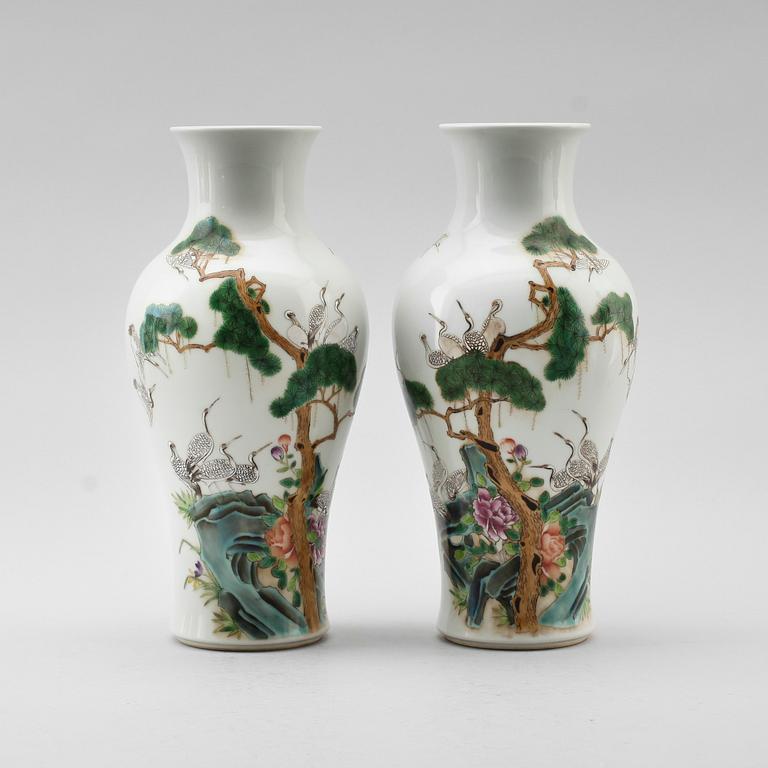 VASER, 1 par, porslin, Kina, sannolikt 1900-tal.