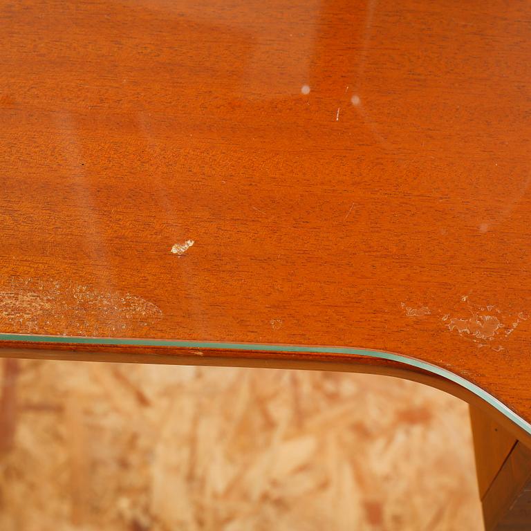 A mid 20th century toilette-table.