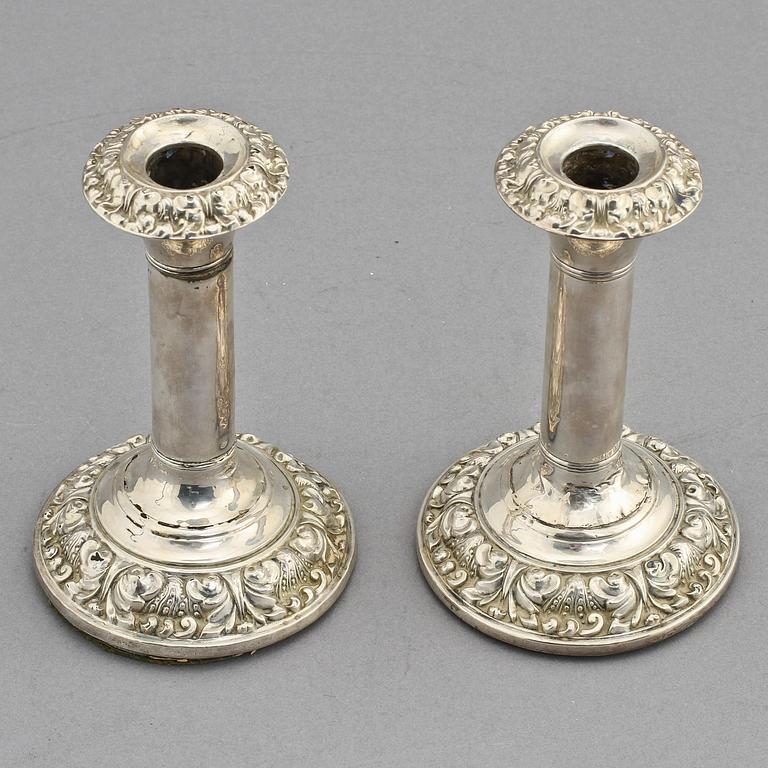 LJUSSTAKAR, ett par, silver, England, 1800/1900-tal. Totalvikt 890 g.