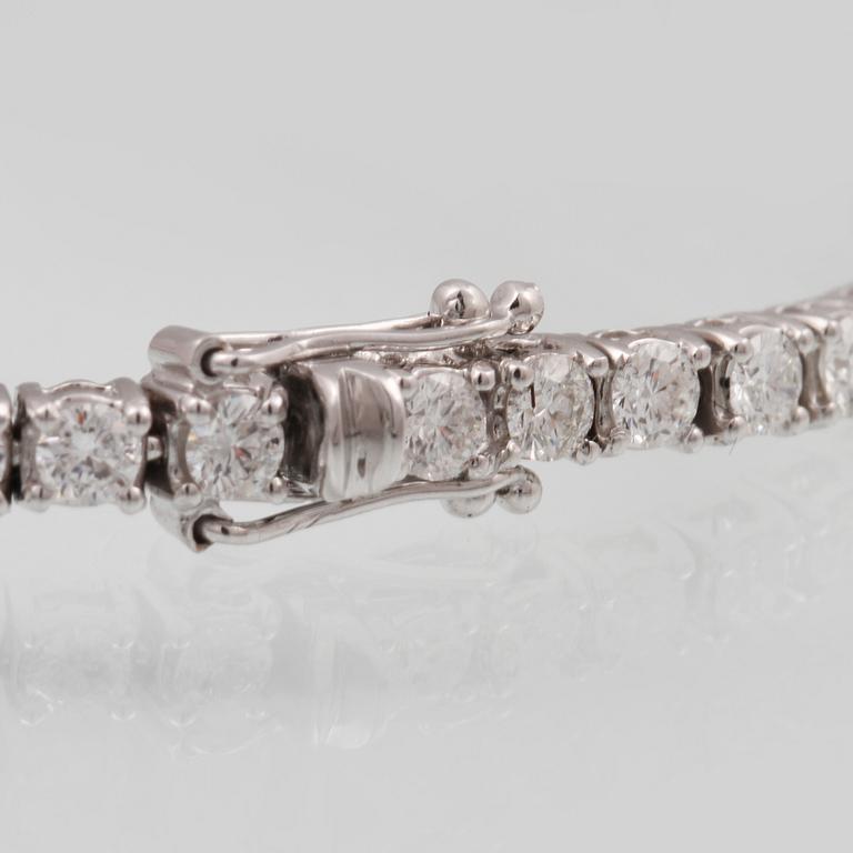 ARMBAND, 18K vitguld med 56 briljantslipade diamanter ca 4.28 ct, Milano, Italien. Vikt 12,3 gram.