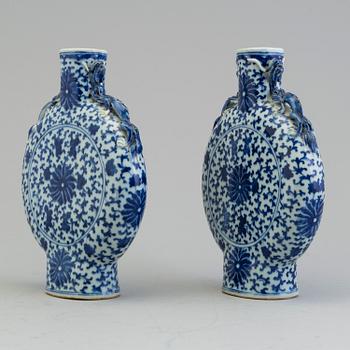 2 porcelain bottles, China 18th or 19th century.