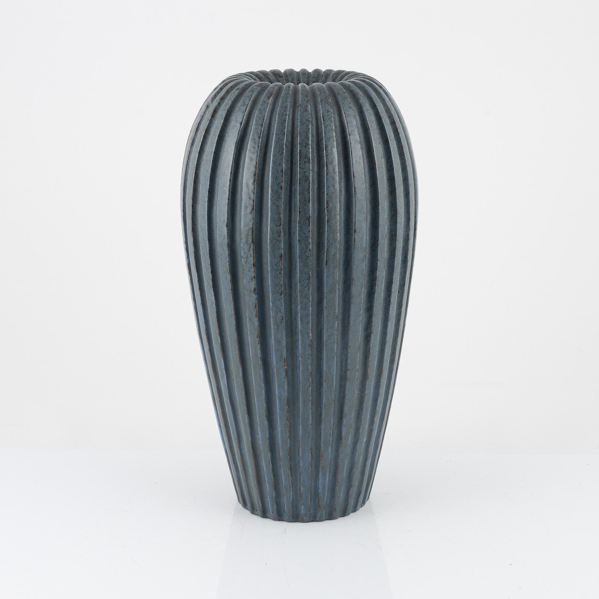 Vicke Lindstrand, a vase, Upsala-Ekeby, mid 20th Century.
