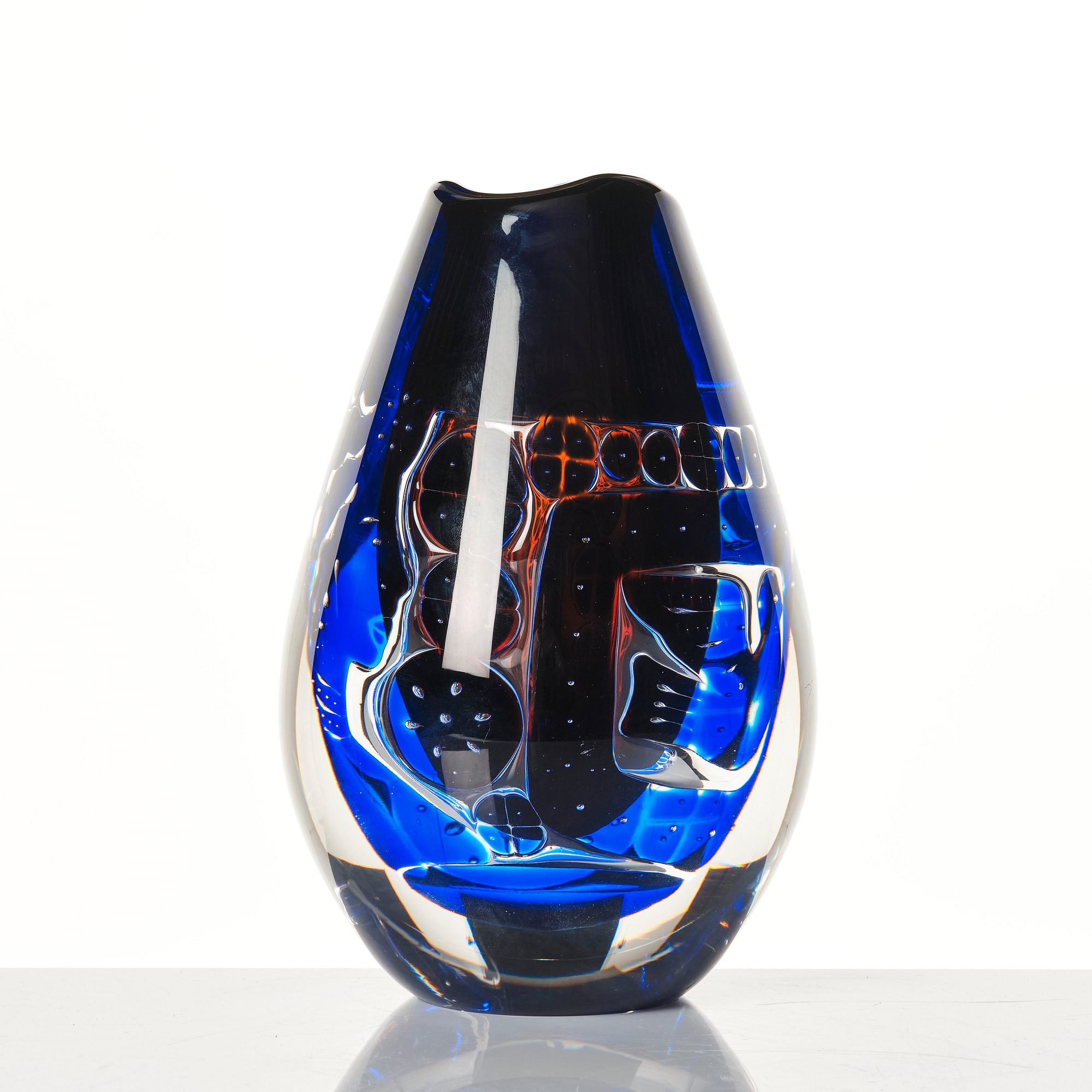 Edvin Öhrström, an 'ariel' glass vase, Orrefors, Sweden 1983.