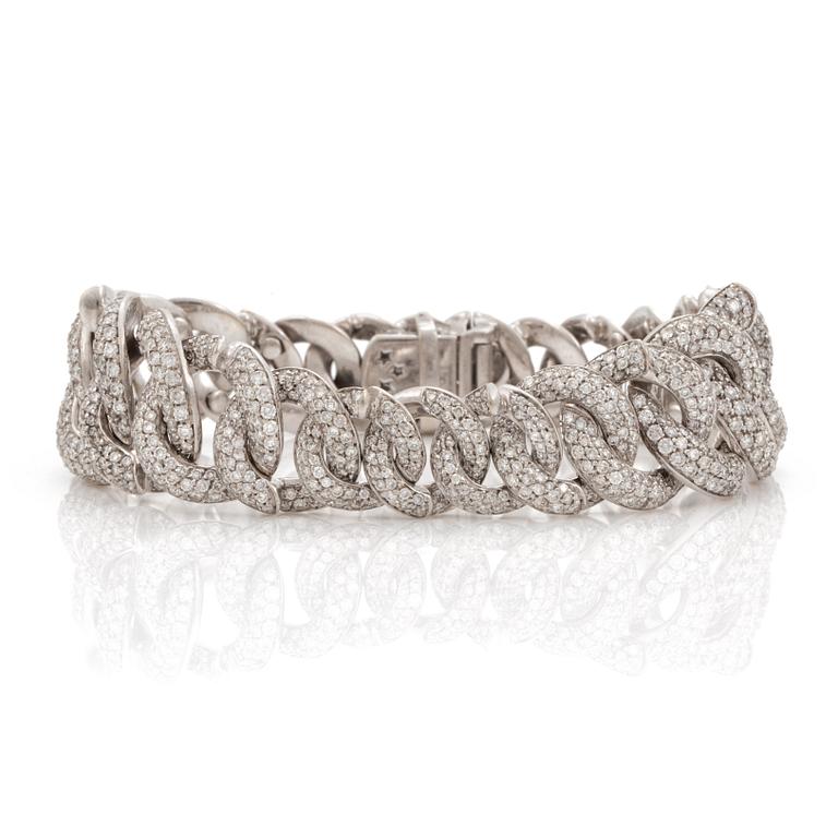 A brilliant cut diamond bracelet. Total carat weight circa 4.50 cts.