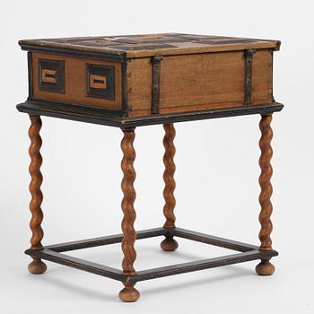Schatull på benställning av Bruno Mathsson, Firma Karl Mathsson, Värnamo, 1933, samt 1700-tal.