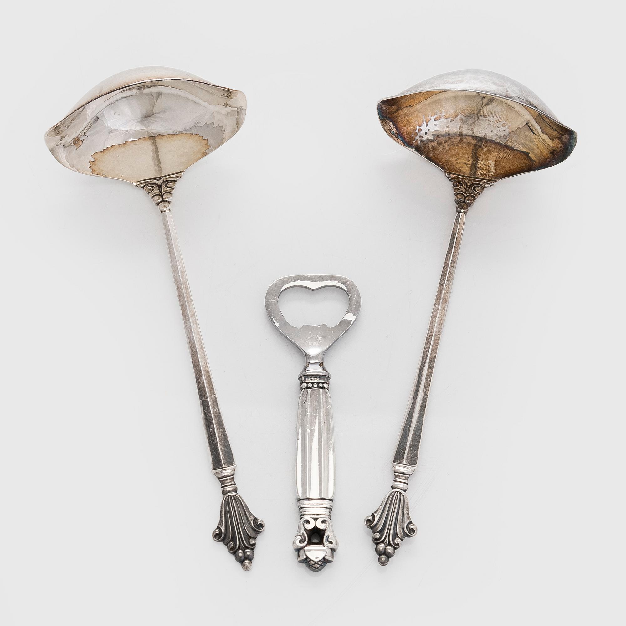 Georg Jensen, Kastikekauhoja, pari "Dronning/Acanthus", ja pullonavaaja, "Konge/Achorn" sterlinghopeaa, vuoden 1945 jälkeen.