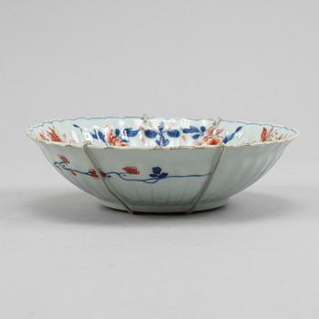 An imari dish and an imari bowl, Qing dynasty, Qianlong (1736-95).