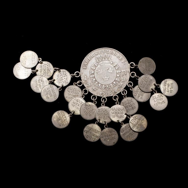 BROSCH/MYNT, silver, 1 riksdaler 3 daler silvermynt, Gustav III, 1773.  Vikt 64 gram.