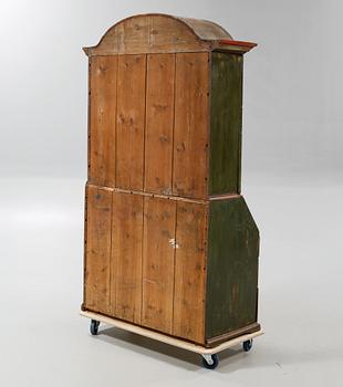 A cabinet from around year 1800.