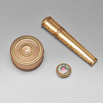 Three early 19th century gold pieces: Snuff-box, case with tooth-picker and button.