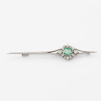 Brooch, 18K white gold with emerald and diamonds.