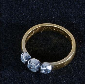 RING, guld, 23k, med tre silverinfattade rosenstenar.